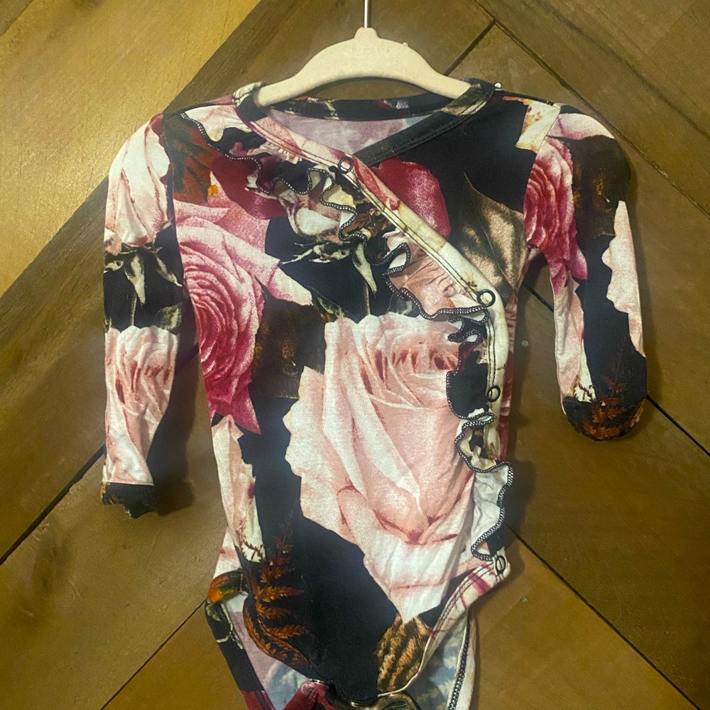 Posh Peanut Black Rose Ultra Soft and Stretchy Bamboo Romper Good Condition 0-3m